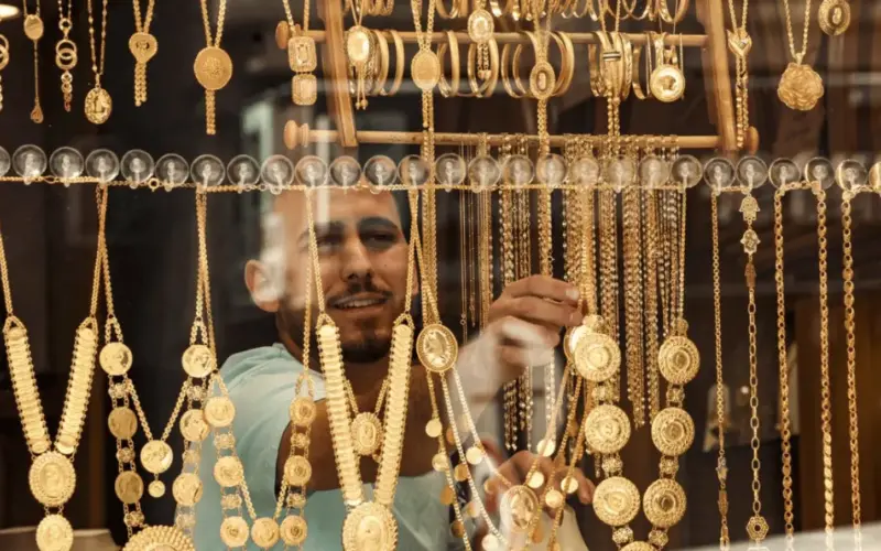 حقيقة زيادة مصنعية الذهب.. قرار عاجل من الضرائب
                                                
                                                
                                                    04/06/2026 11:00 ص
                                                
                                                
                                                    ​أكدت رشا عبد العال رئيس مصلحة الضرائب المصرية، أنه لا صحة لما تم تداوله عبر بعض المواقع